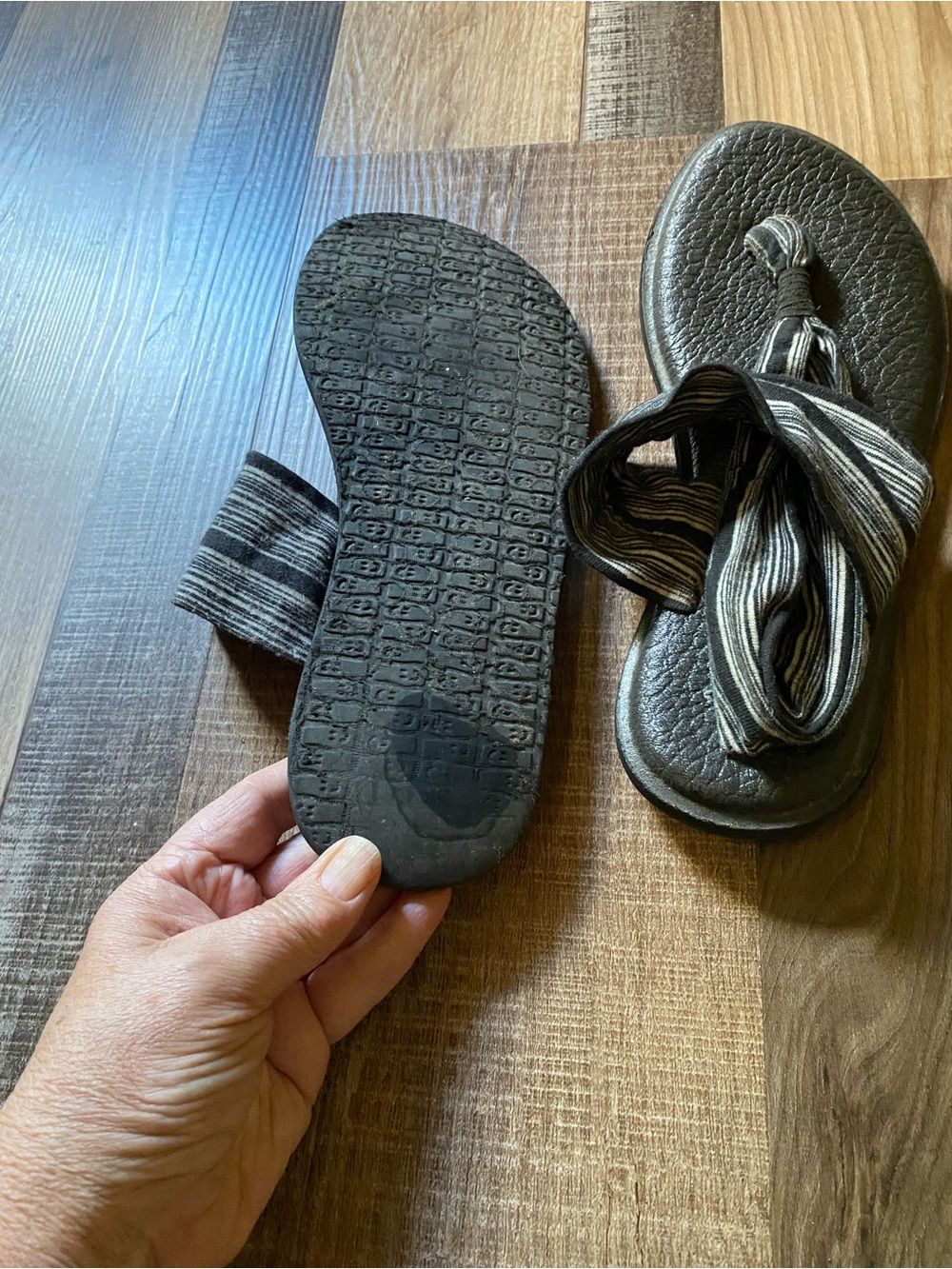 Sanuk Black and Striped Gray Elastic Strap Sandals - Picture 5 of 6
